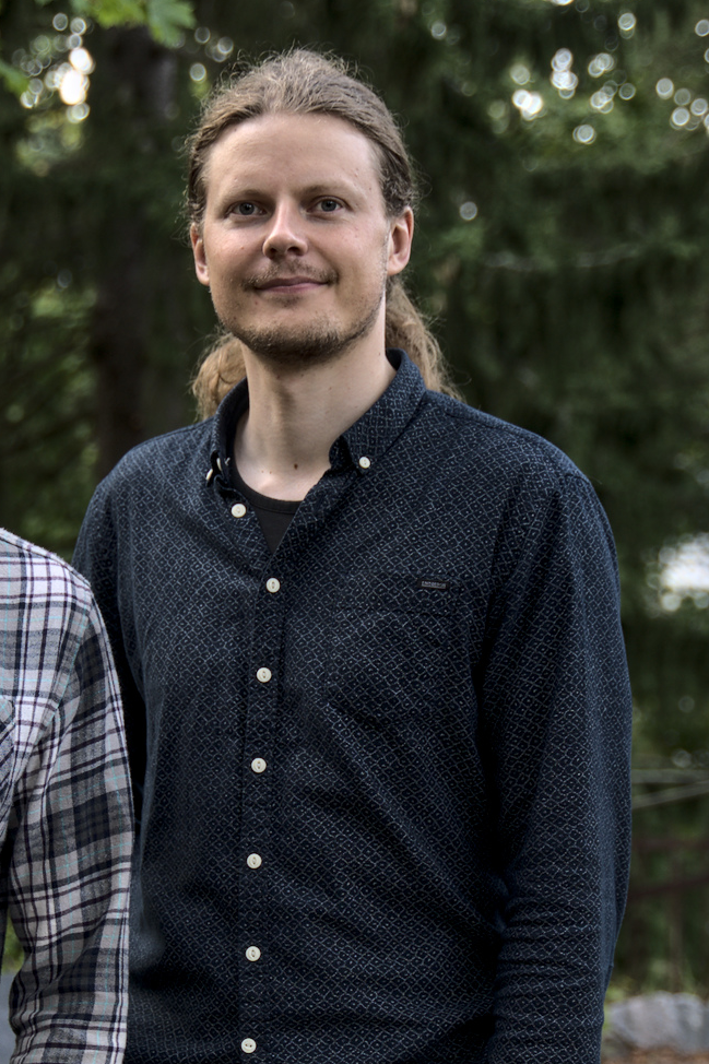 Lauri soittaa pianoa